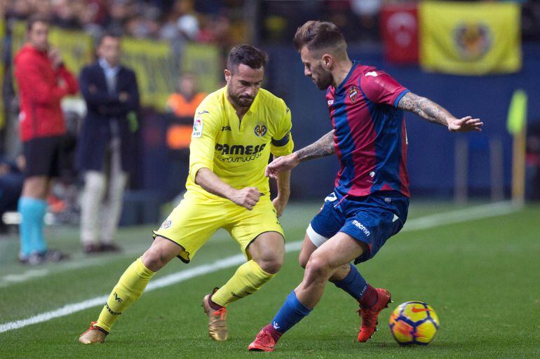 El lateral derecho del Villarreal, Mario Gaspar, pelea el balón frente al centrocampista del Levante, Samuel García.