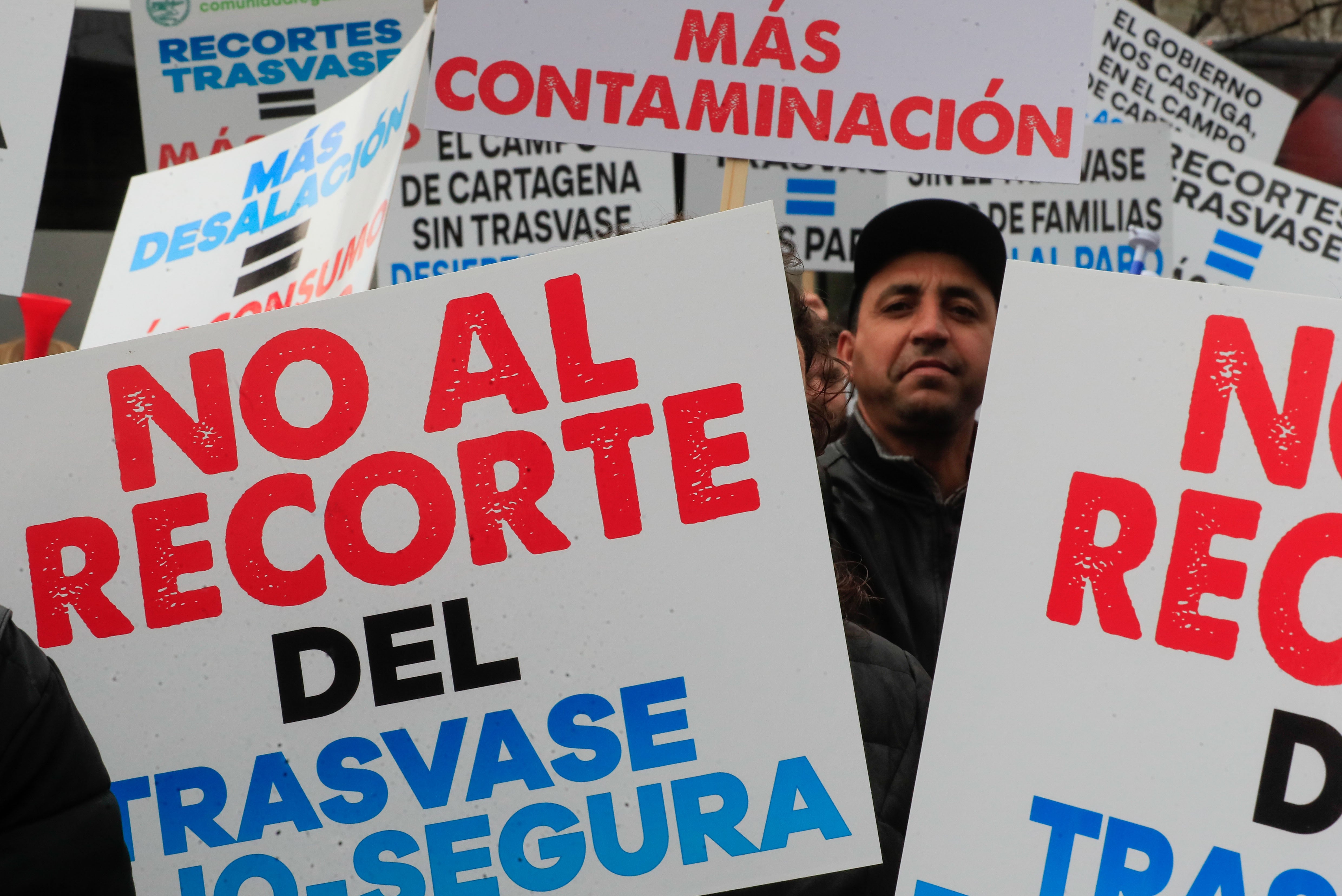 MADRID, 11/01/2023.- Un momento de la concentración de regantes y agricultores de Alicante, Murcia y Almería, que bajo el título En el Levante, sin trasvase, desierto y paro, y en defensa del trasvase Tajo-Segura llevan a cabo este miércoles en Madrid. EFE/ Fernando Alvarado
