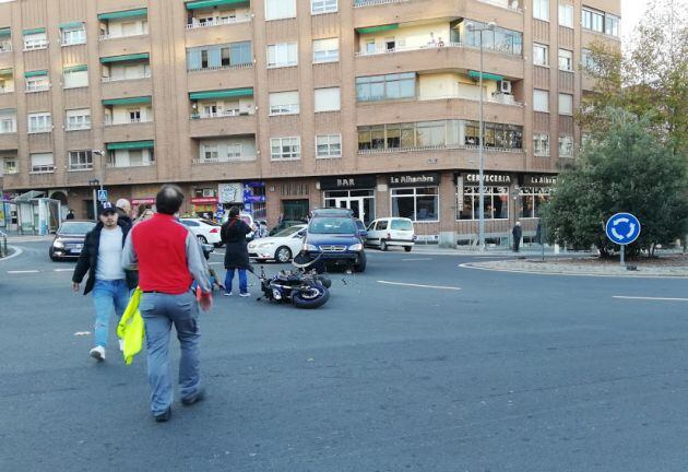Accidente de una motocicleta en una rotonda de la Avenida de la Constitución