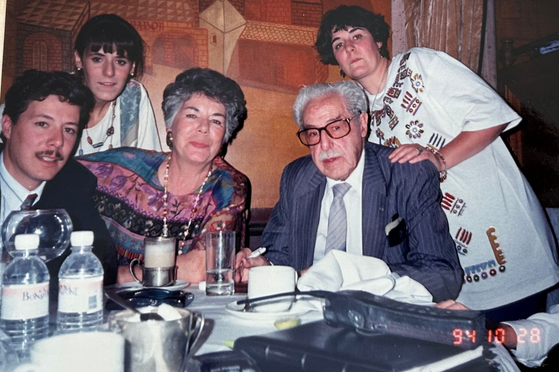 Marco con sus padres y dos de sus tres hermanos