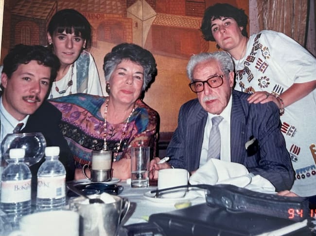 Marco con sus padres y dos de sus tres hermanos