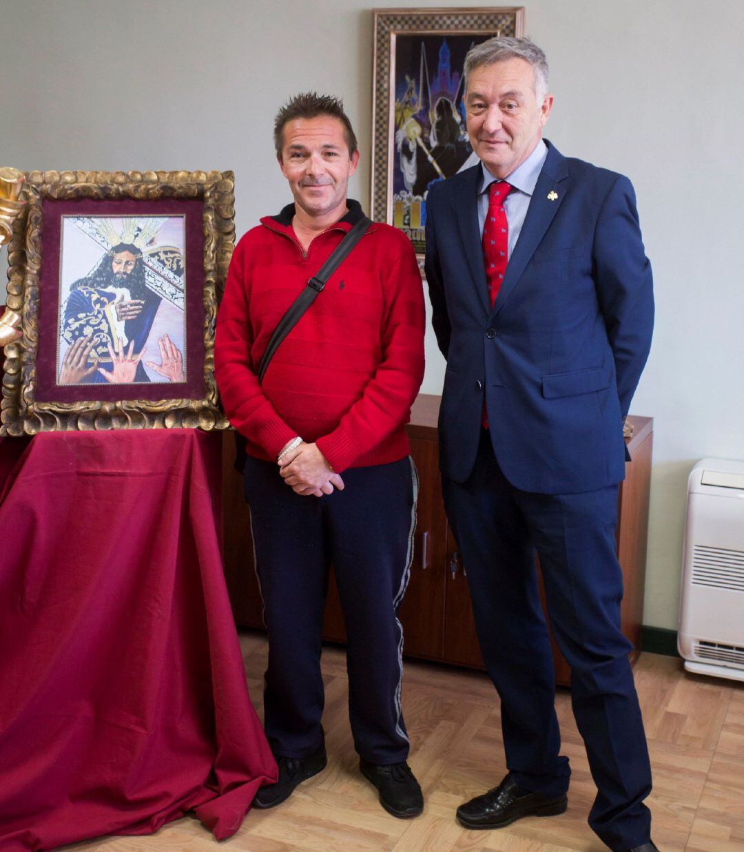 El Hermano Mayor de la cofradia de Nuestro Padre Jesús El Rico de Málaga, Antonio Martínez (d) y el preso, José Manuel (c)hoy en el centro peninteciario Málaga II