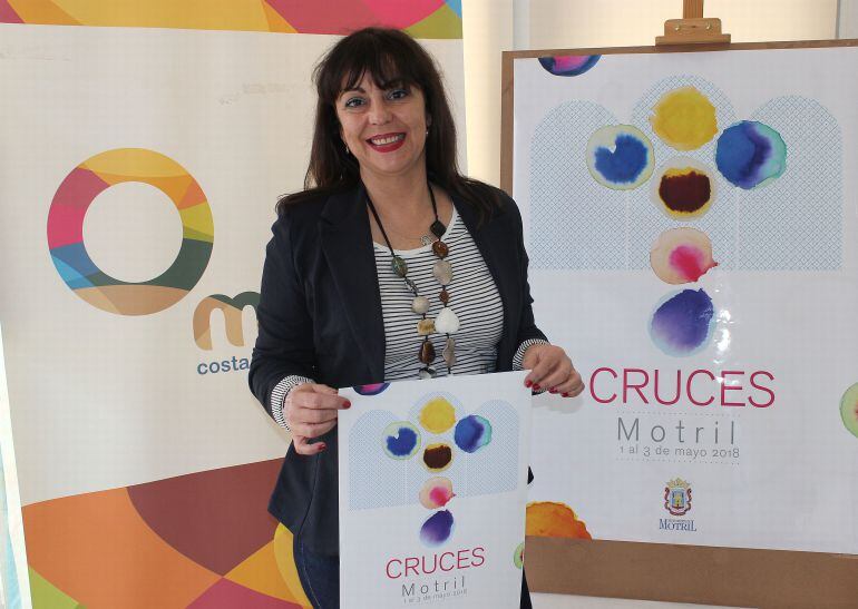 La concejal de fiestas, Alicia Crespo, presenta el cartel anunciador de las fiestas de las cruces de Motril