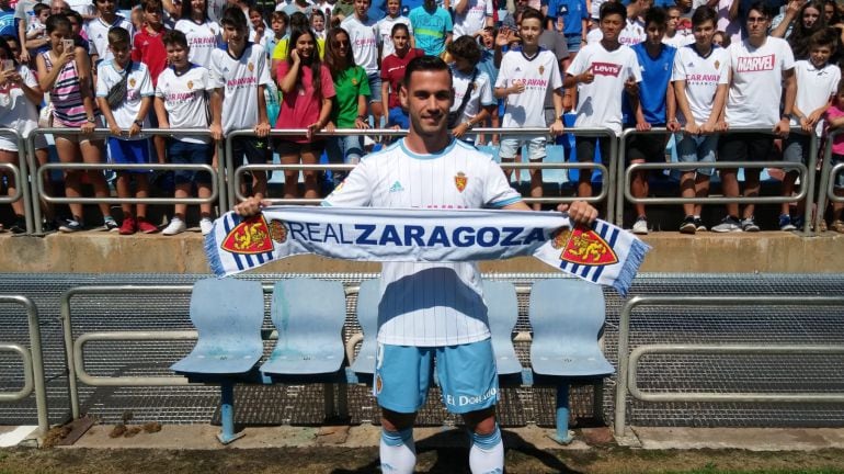 Álvaro Vázquez posa con la camiseta y la bufanda del Real Zaragoza ante la afición