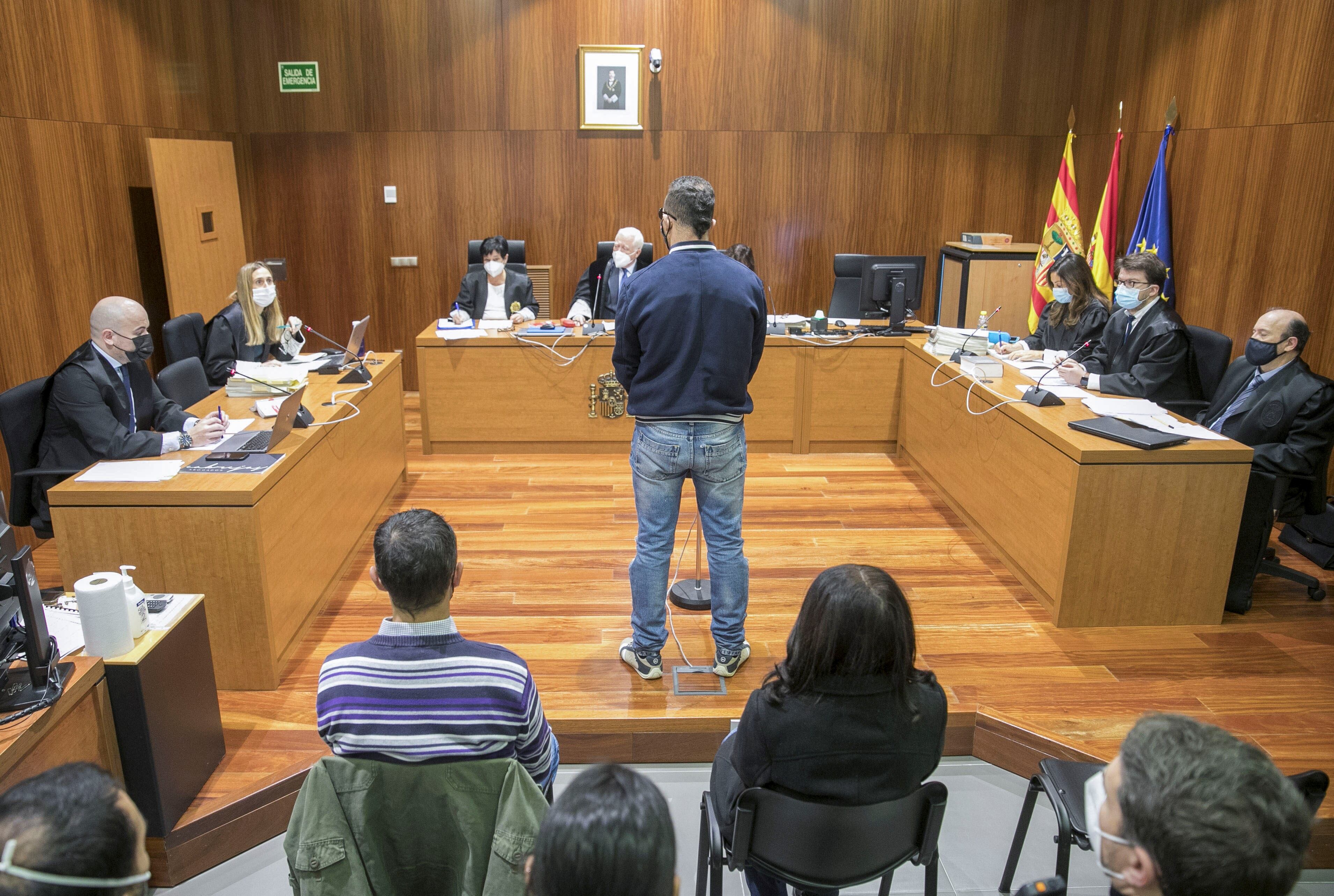 Vista de la primera sesión del primer juicio contra la &quot;Banda de Badoo&quot; este martes en la Audiencia Provincial de Zaragoza. EFE/Javier Cebollada