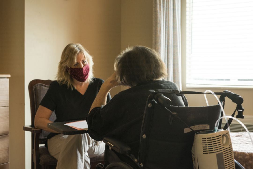 Atendiendo a una anciana en una residencia