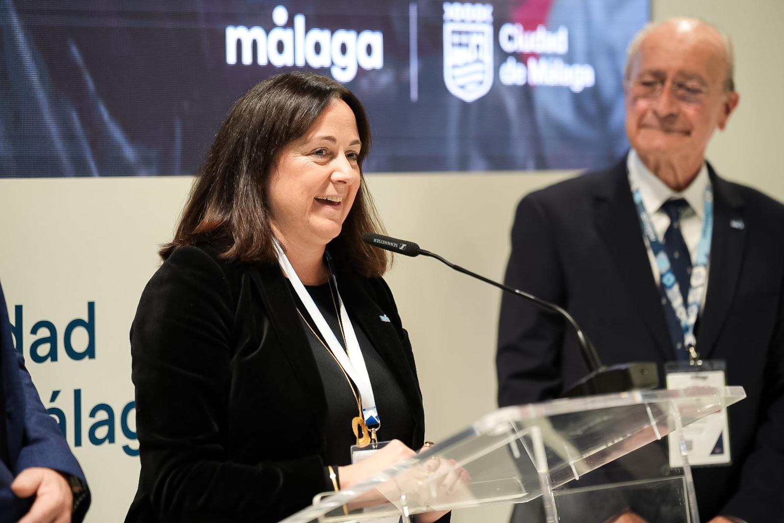 María Ana Pineda junto al alcalde de Málaga en un recinto acto en Madrid