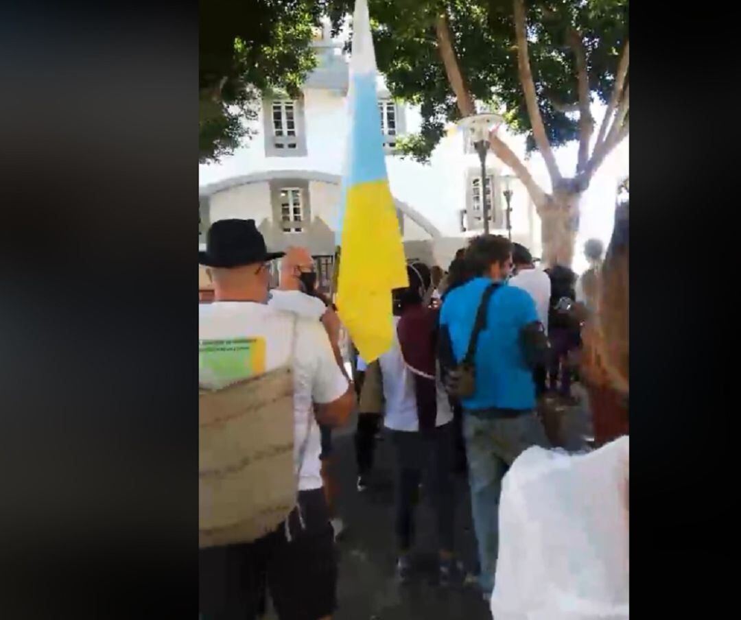 Manifestantes frente a las puertas del Ayuntamiento de Granadilla 