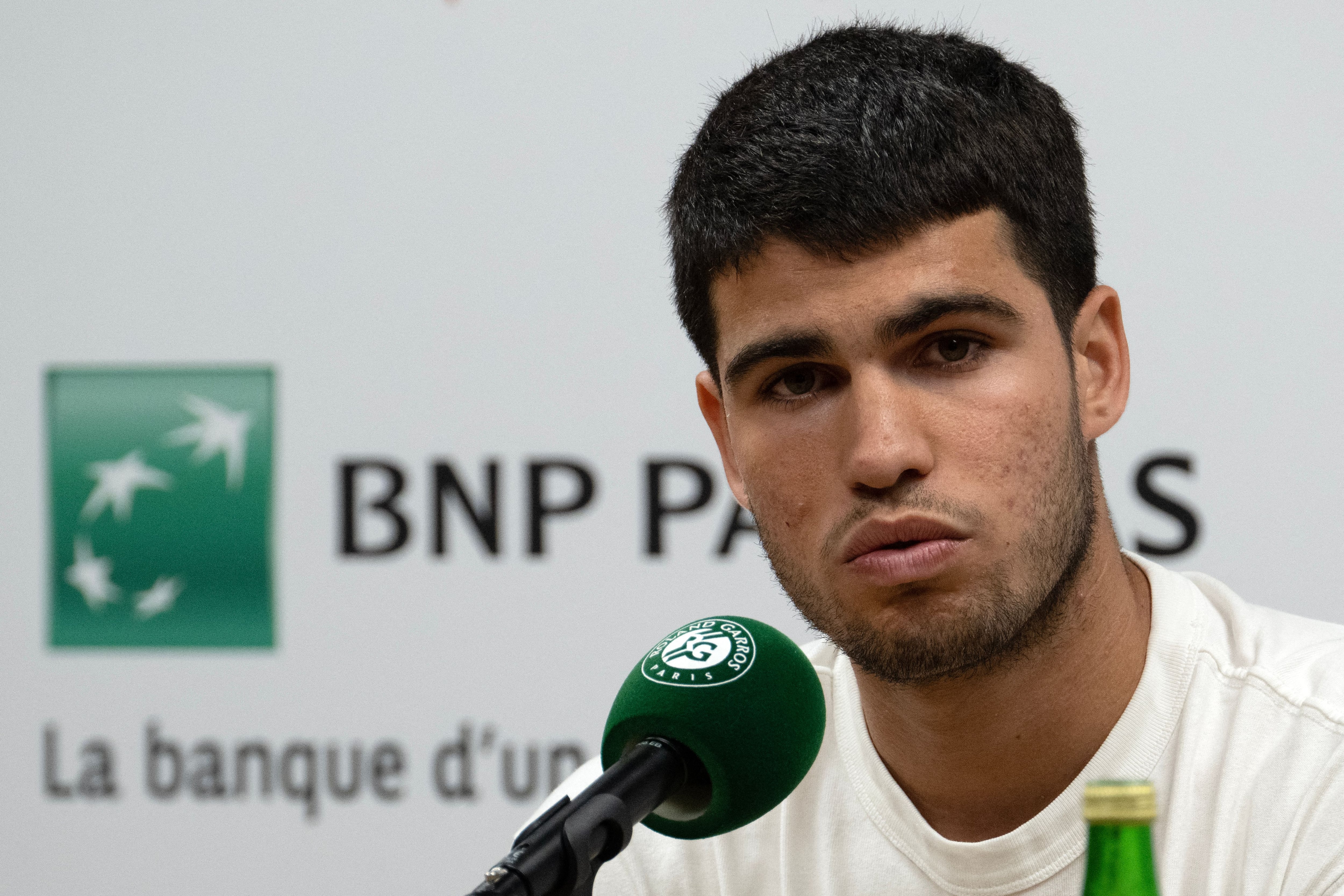 Carlos Alcaraz, durante una rueda de prensa en Roland Garros (Photo by Sébastien BERDA / AFP) (Photo by SEBASTIEN BERDA/AFP via Getty Images)