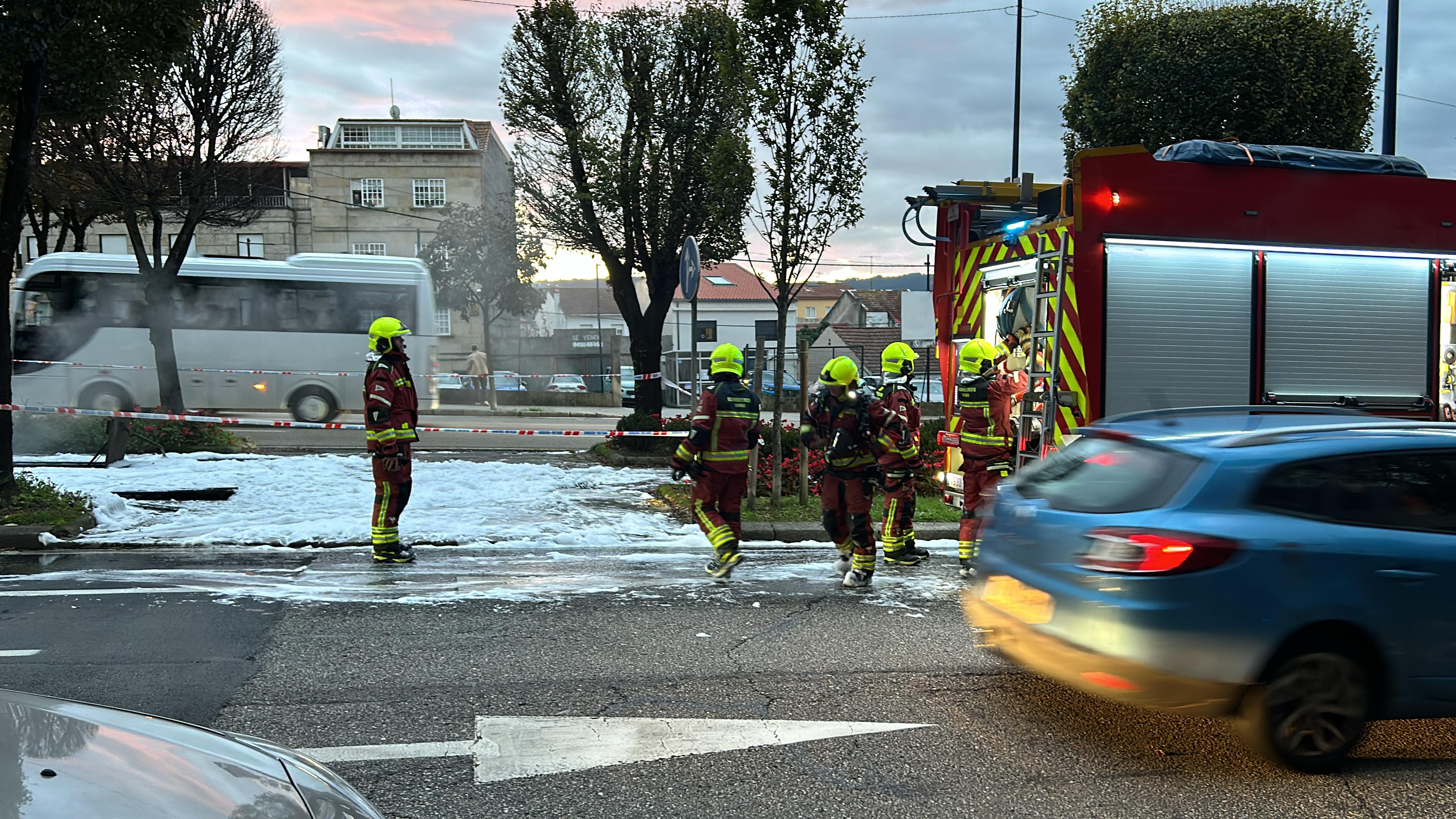 Bomberos actuando en la Gran Vía de Vigo