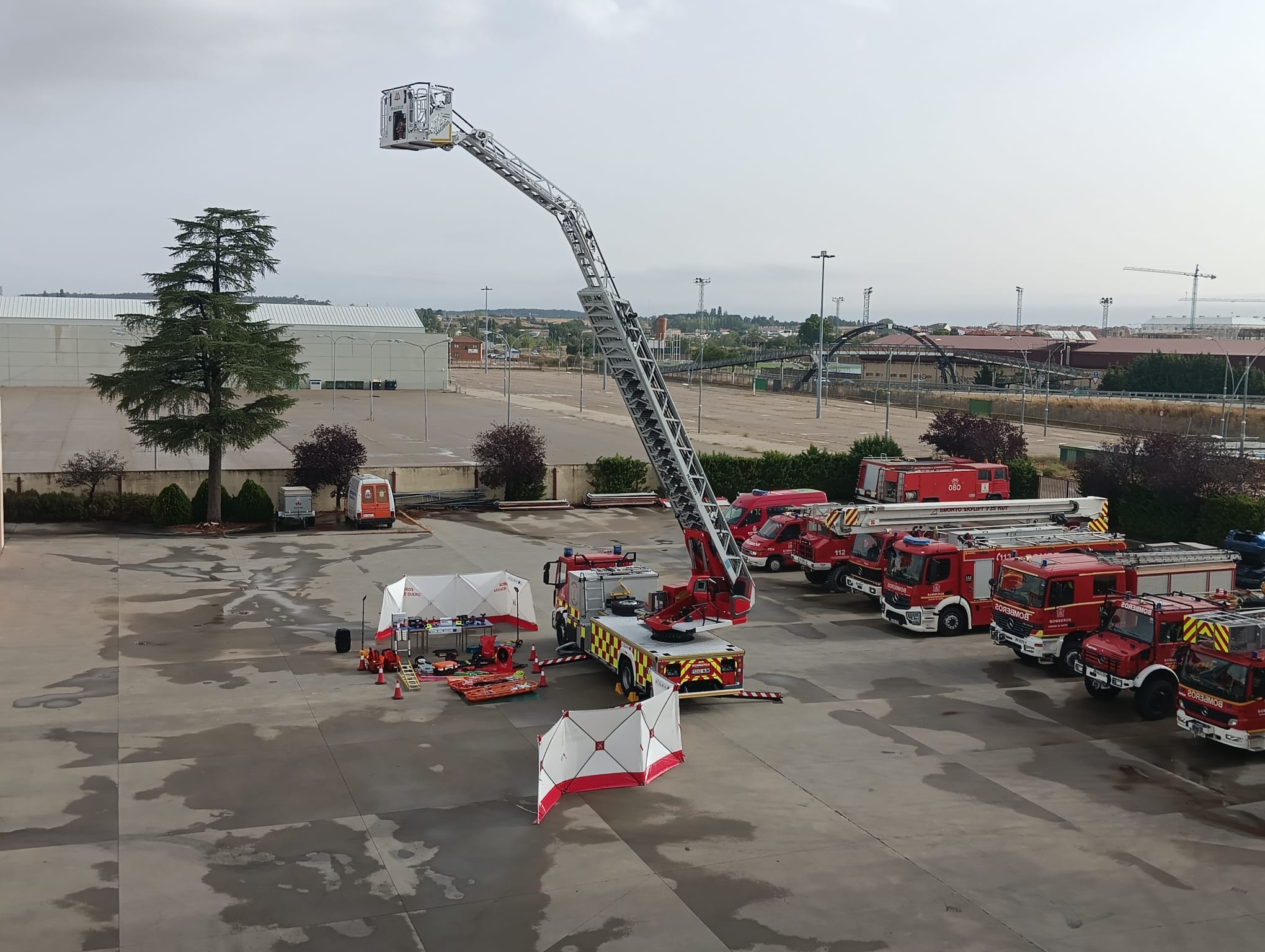 Camión escala y otros vehículos de parque de bomberos