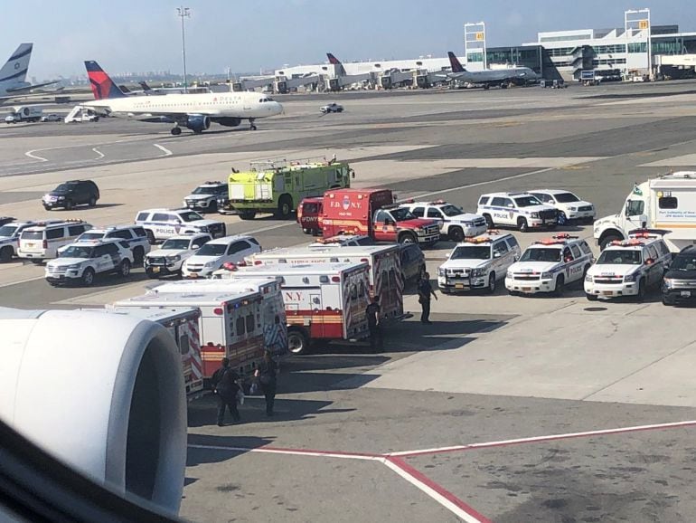 Los pasajeros enfermos son atendidos en ambulancias a su llegada al aeropuerto. 