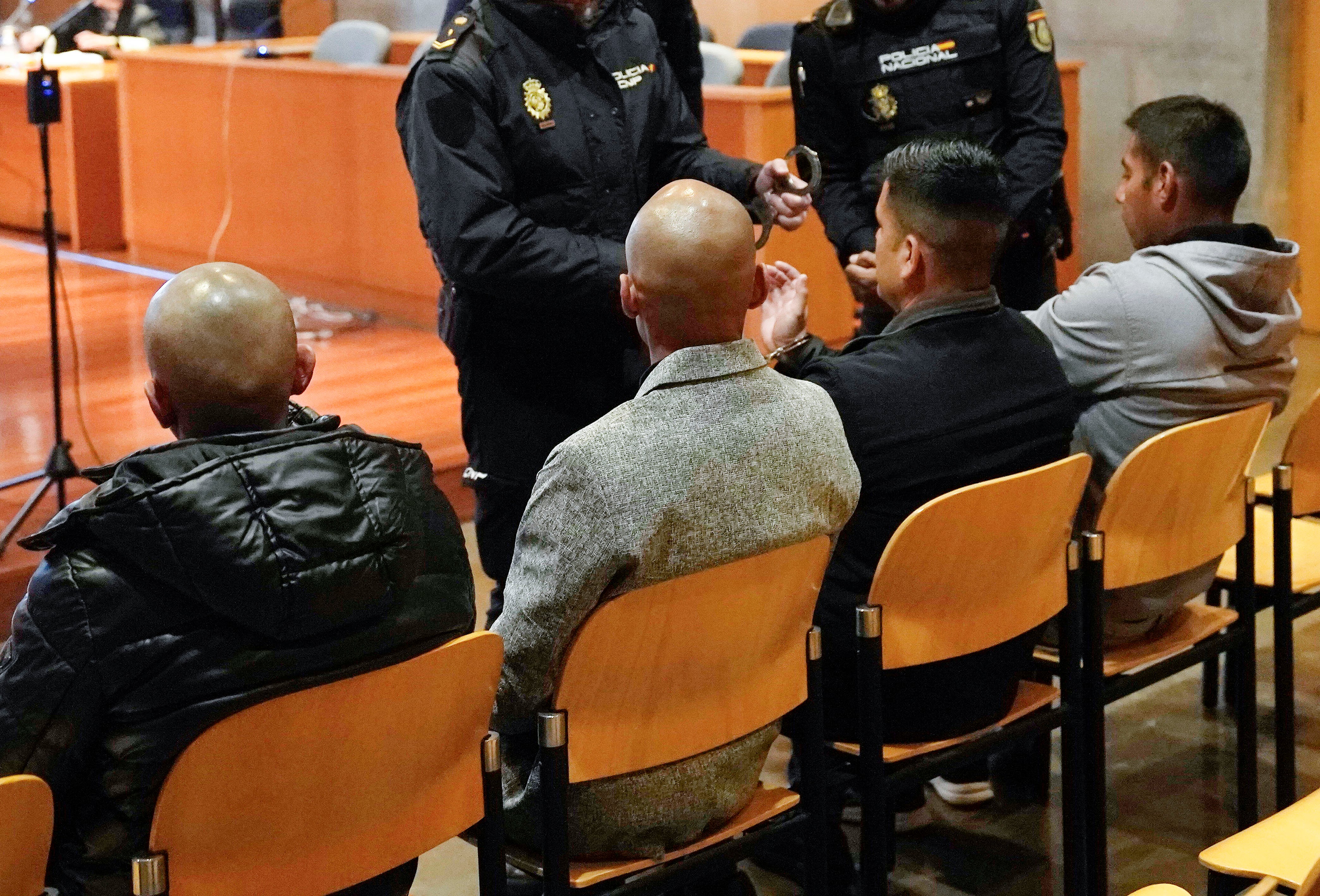 OVIEDO, 23/11/2023.- Los cuatro acusados de integrar una red de &#039;narcobuzos&#039; que intentó introducir en Asturias más de 72 kilos de cocaína por el puerto de Avilés sentados en el banquillo de los acusados este jueves durante su juicio en la Sección Segunda de la Audiencia Provincial de Oviedo. EFE/Paco Paredes