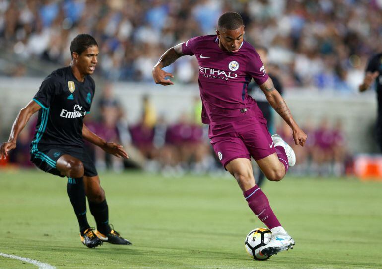 Gabriel Jesús, en jugada con Varane.
