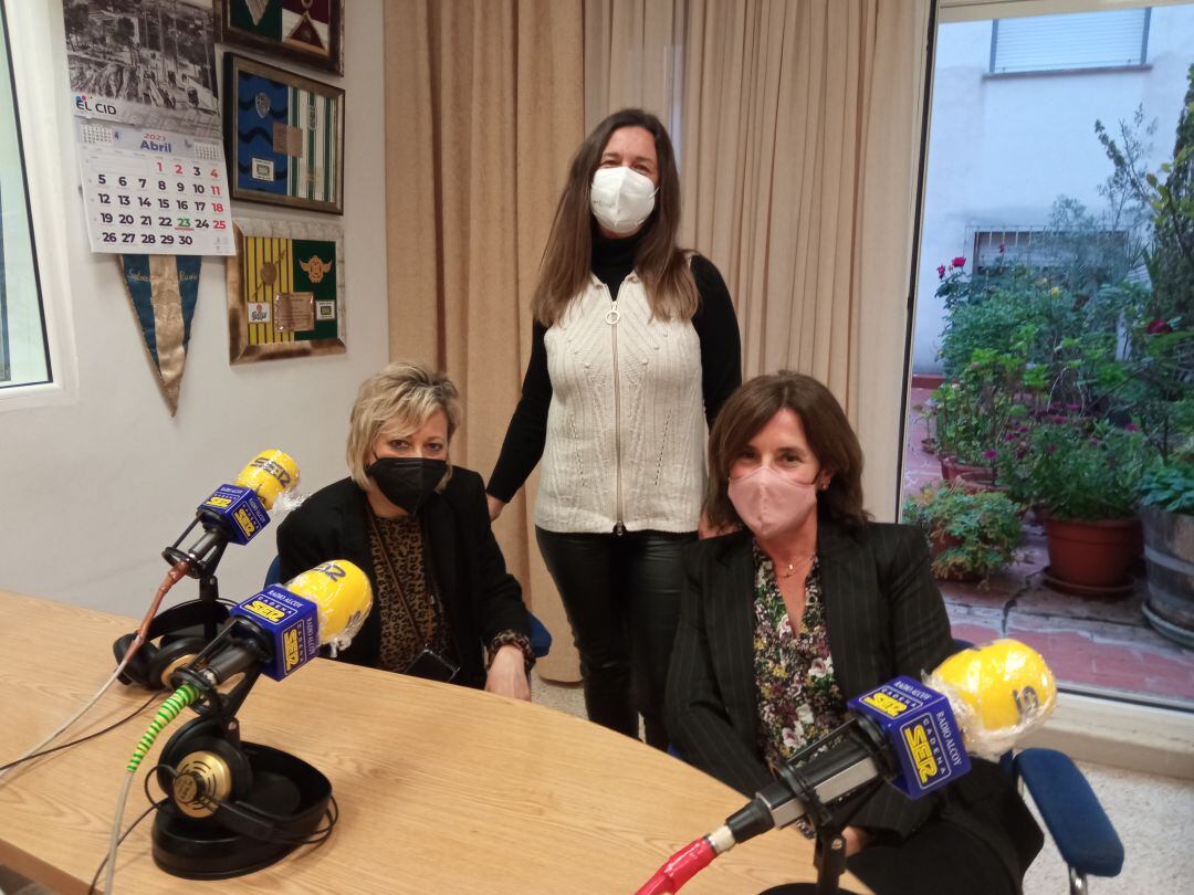 Puri, Milagro y Lucía , madres de los jugadores del Alcoyano Pablo, Solbes y Moltó