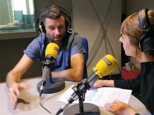 Nacho Carretero, junto a Macarena Berlín en los estudios de la Cadena SER