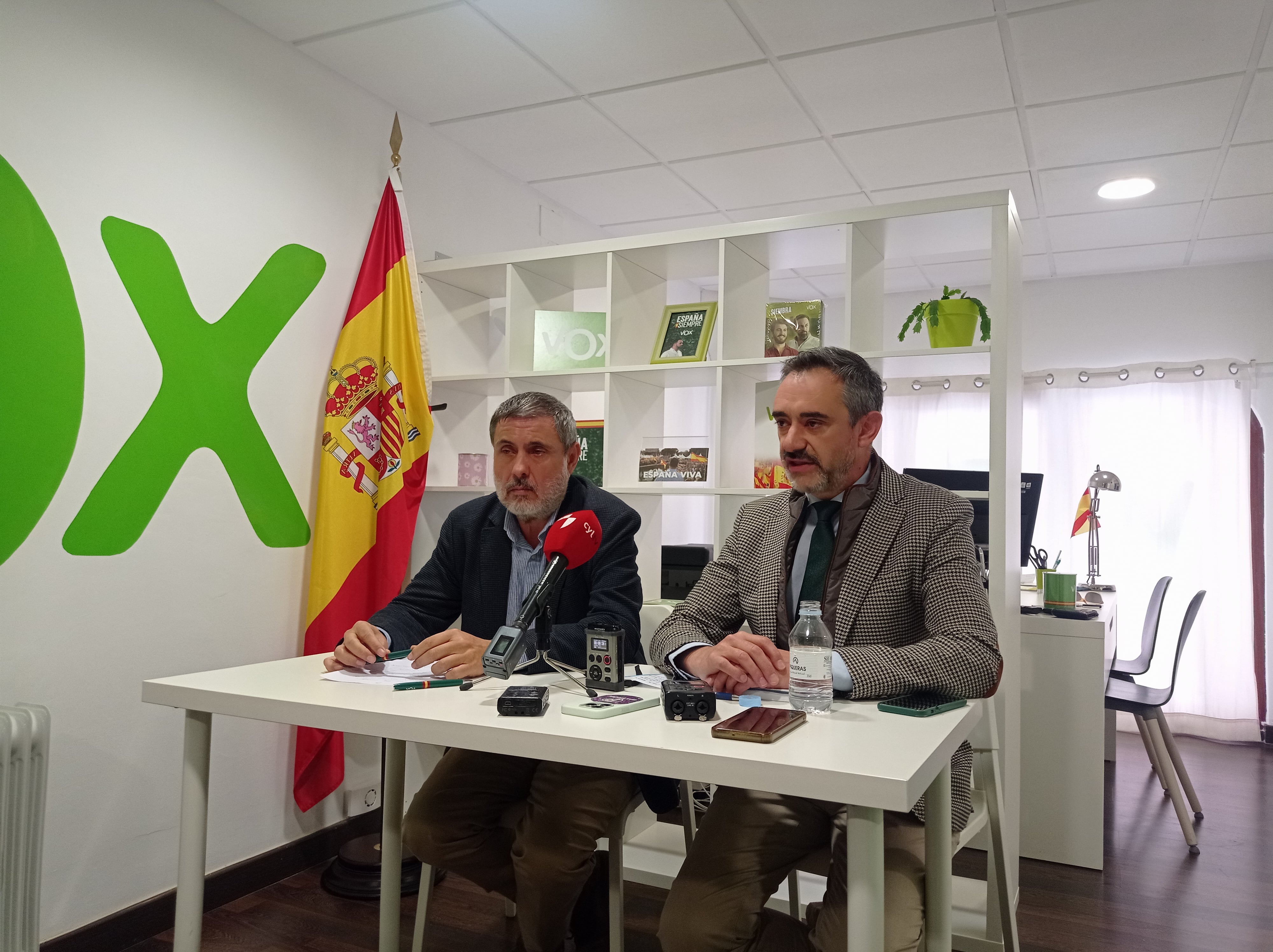 Matías recio y David Hierro en la sede de Vox