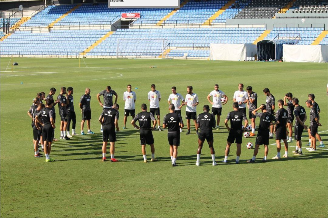 Los jugadores del Hércules CF escuchan al entrenador