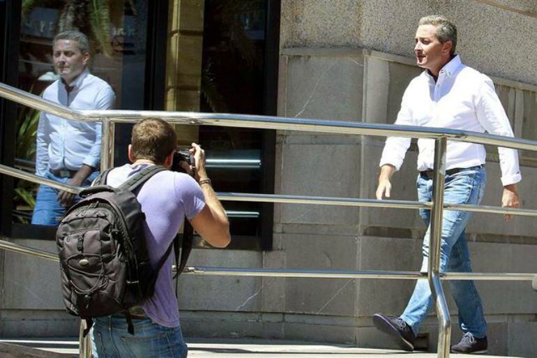 Willy Gracía llegando al Palacio de Justicia