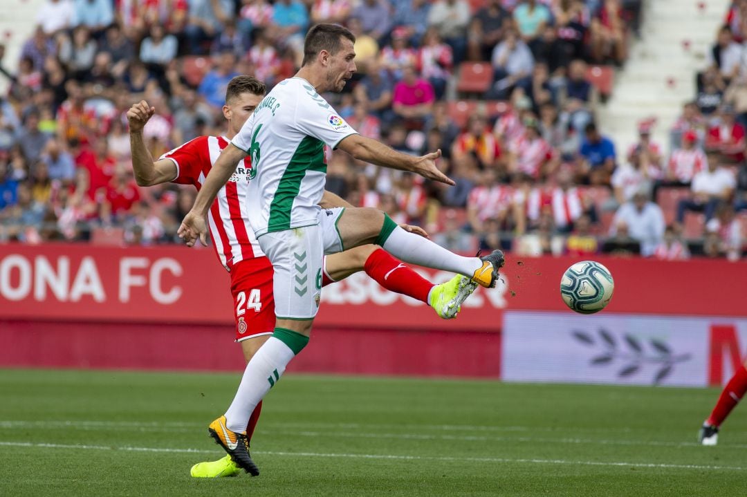 Manuel Sánchez, con la camiseta del Elche, en un partido de liga contra el Girona