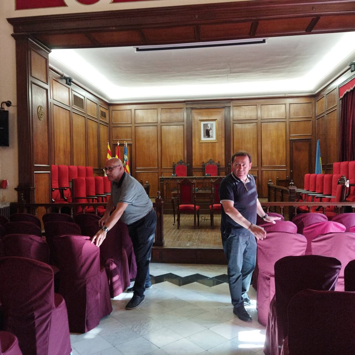 Com es prepara el saló de plens d'Alcoi per a la constitució de l'Ajuntament i l'elecció de l'alcalde?