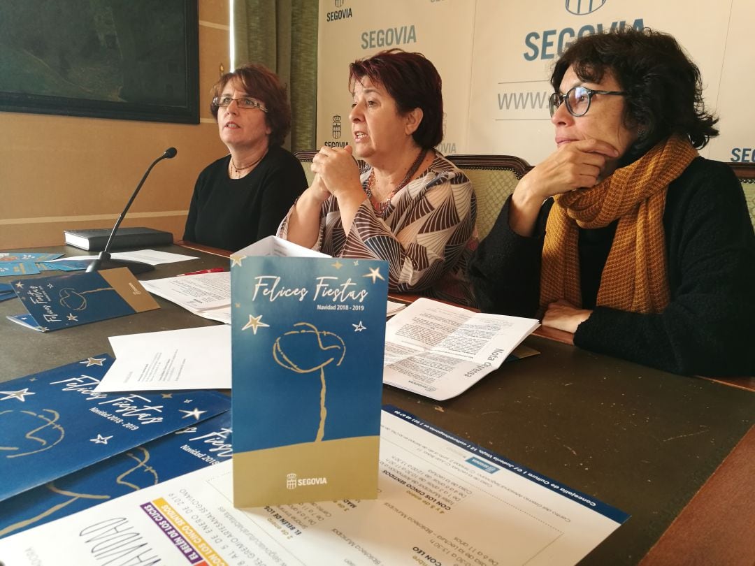 La concejala de juventud Marta Gutiérrez junto a la alcaldesa Clara Luquero y la concejala de cultura Marifé Santiago