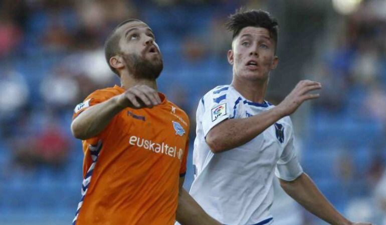 Víctor Laguardia pugna por un balón con un notable Cristo González.