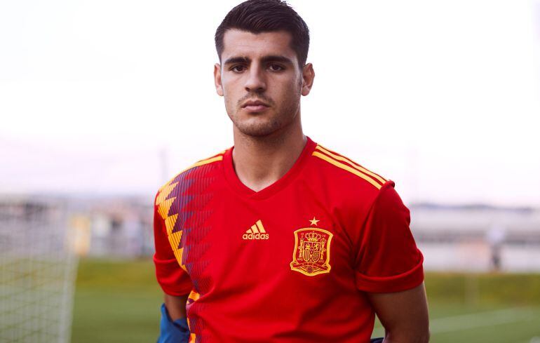 Morata se quita la chaqueta para mostrar la nueva camiseta de España