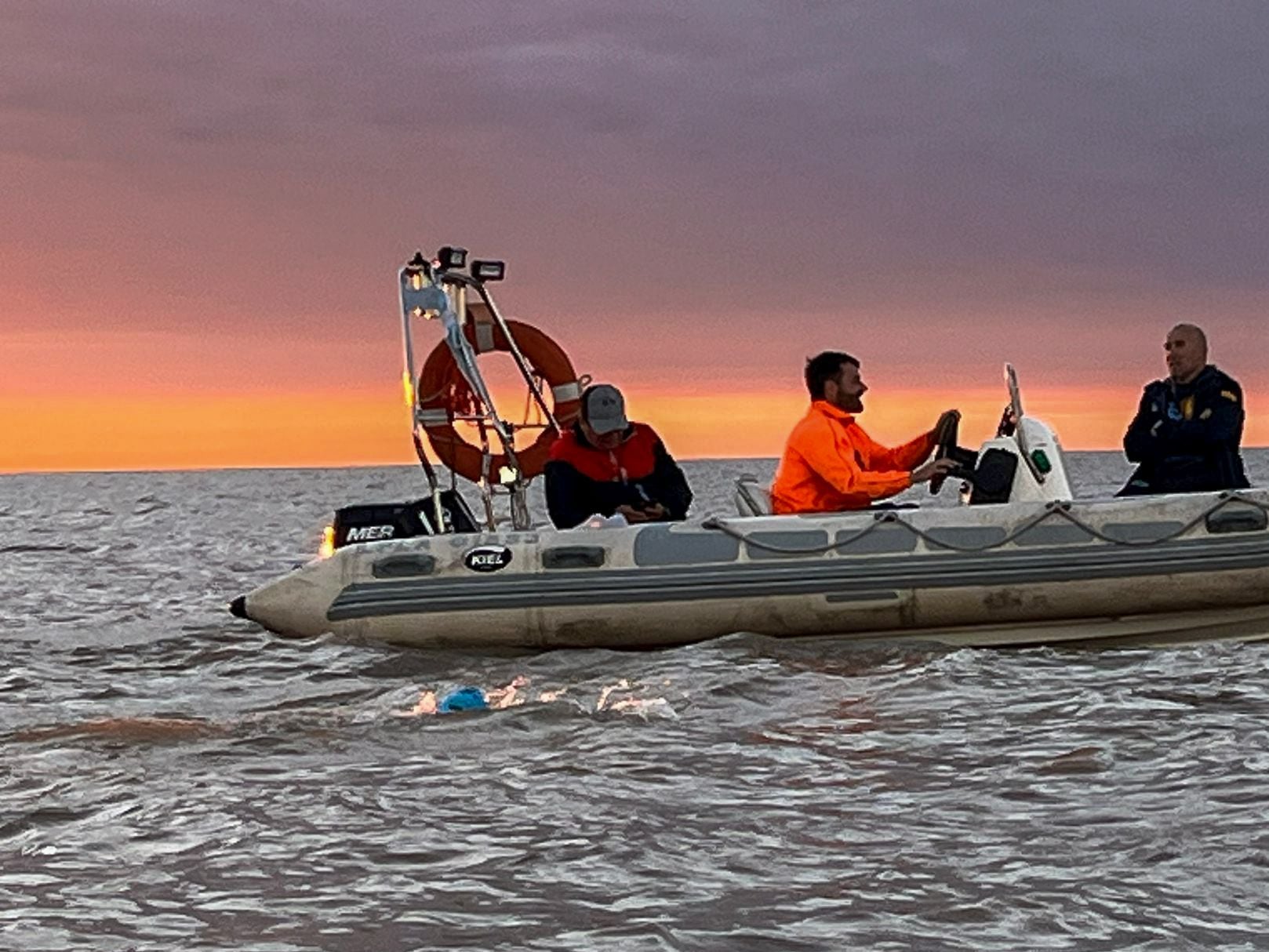 Jorge Crivillés, durante la travesía del Río de la Plata, entre Argentina y Uruguay
