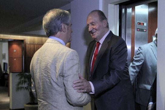 El Rey Juan Carlos y el presidente electo de Uruguay, Tabaré Vázquez, se saludan antes de la reunión que mantuvieron en el hotel Four Points.