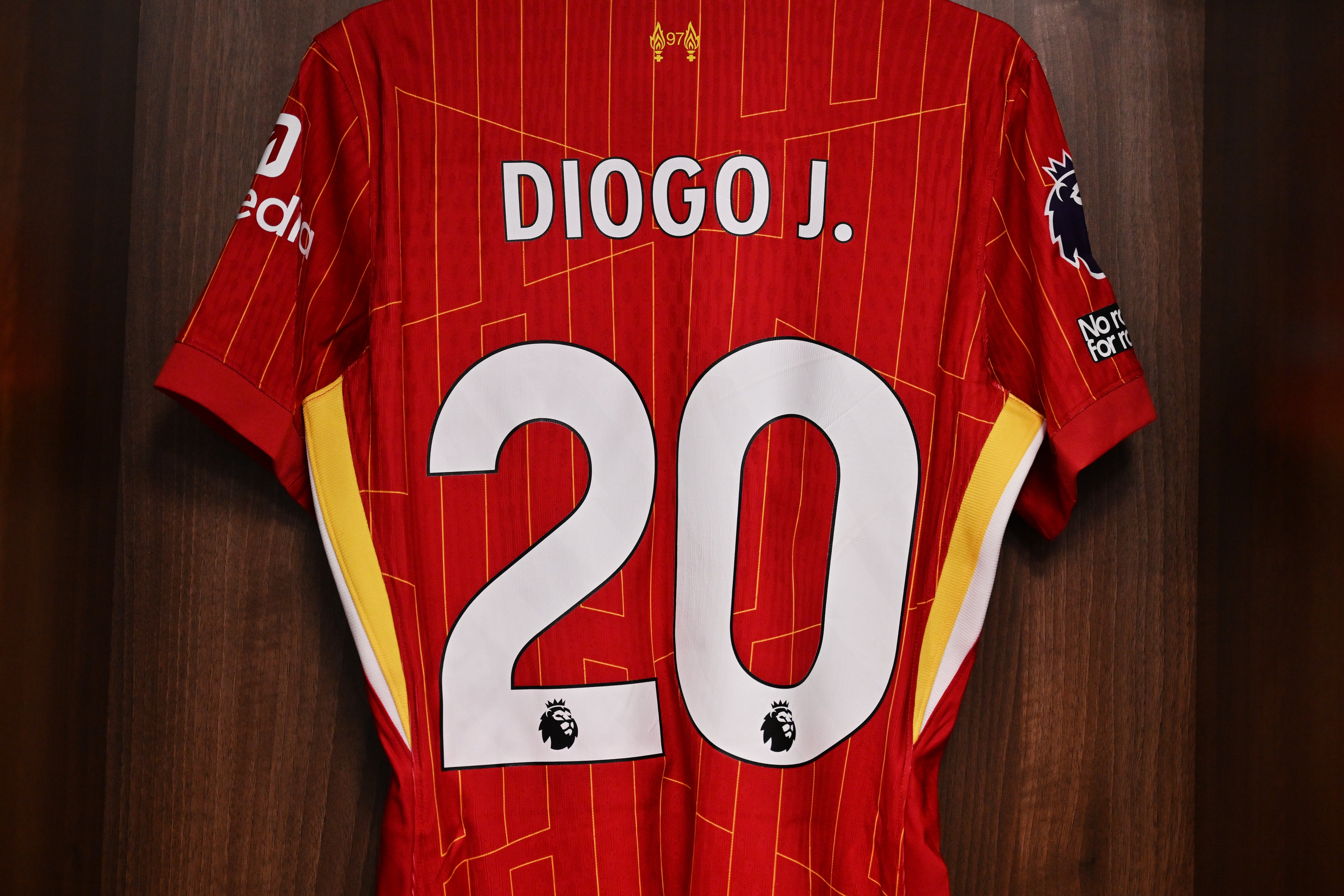 La camiseta de Diogo Jota, en el vestuario del Liverpool