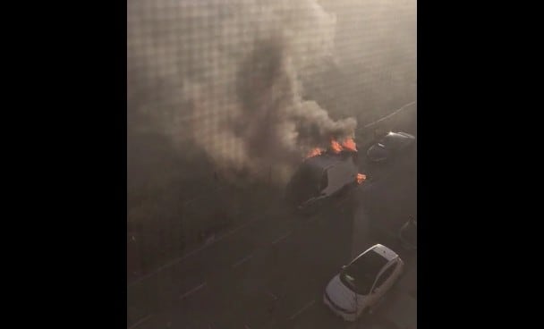 Imagen captada por la Policía Foral del incendio de una furgoneta en la que al parecer residía una persona que ha fallecido.