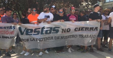 Imagen de los trabajadores en Valladolid, pendientes de la reunión