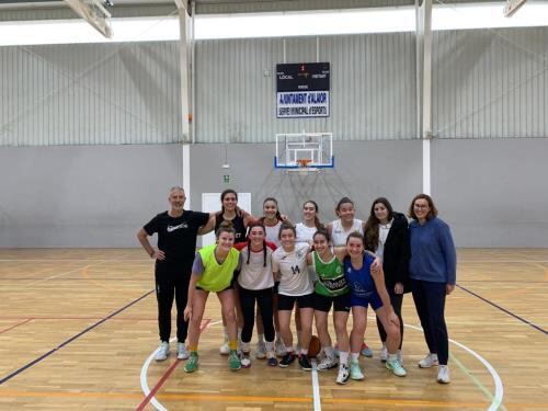 L'equip femení de bàsquet aspira a portar a Menorca la medalla d'or que es disputa a Guernsey aquest estiu