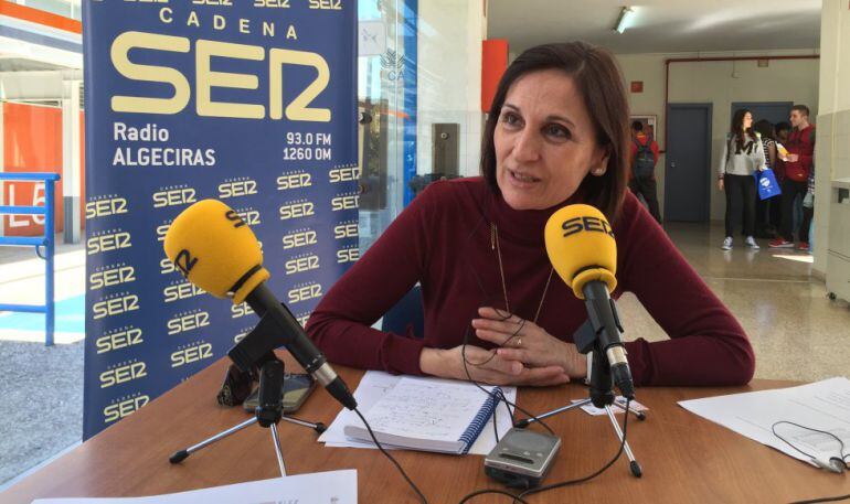 Inmaculada Santiago, delegada del Rector en el Campus Bahía de Algeciras, durante su intervención en uno de nuestros espacios realizados desde las dependencias universitarias.