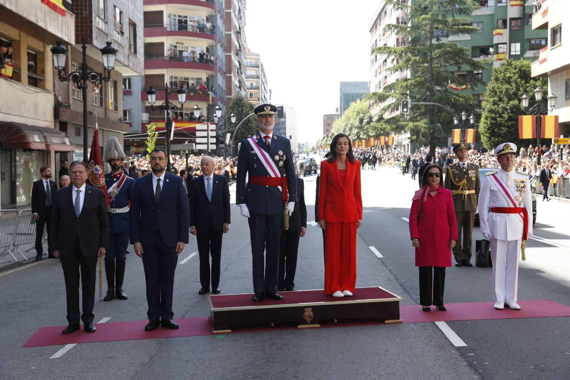 Los Reyes, acompañados en esta imange del alcalde de Oviedo, Alfredo Canteli (primero a la izquieda); presidente de Asturias, Adrián Barbón (a continuación); la ministra Margarita Robles (primera tras la doña Letizia); y el JEMAD