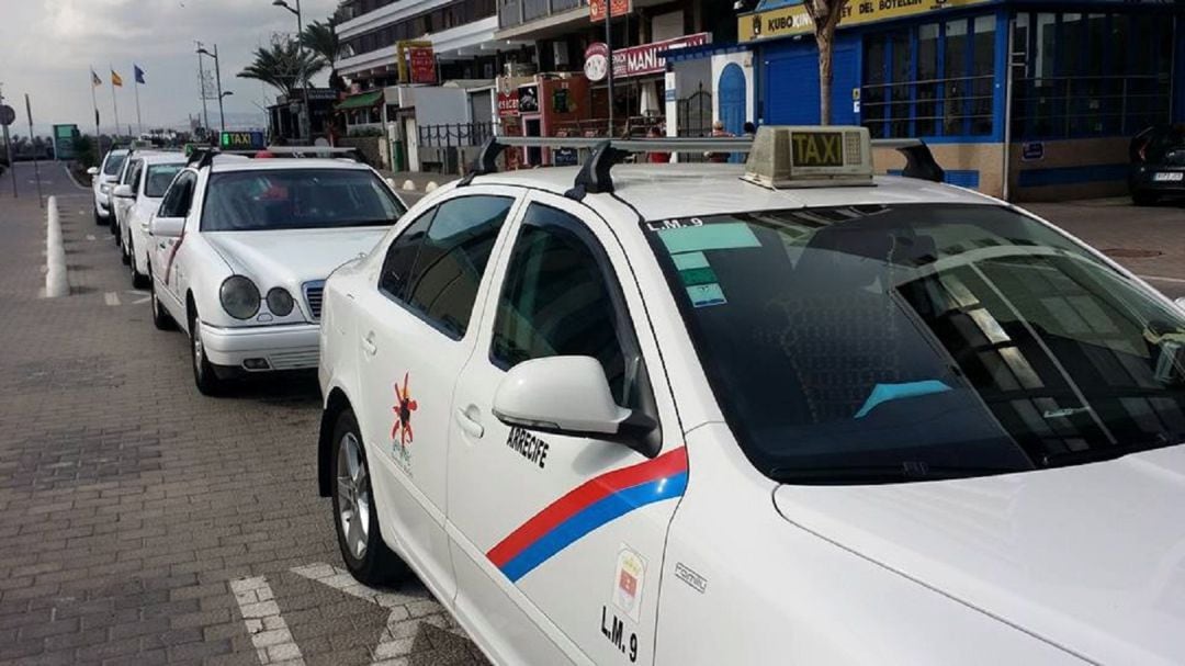 Cola de taxis en Arrecife.