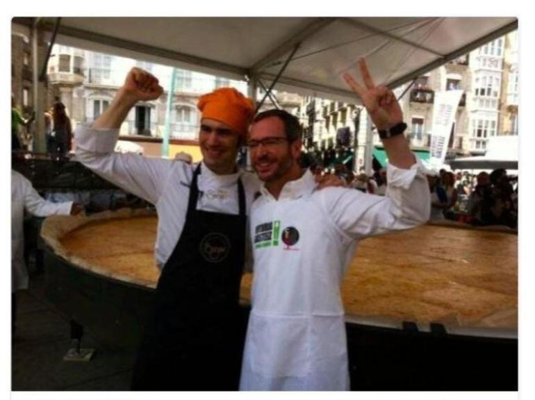 Javier Maroto celebra con Senen Gonzalez la gran tortilla