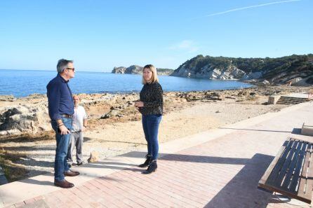 El alcalde José Chulvi y la concejala de Servicios, Kika Mata supervisando los trabajos.