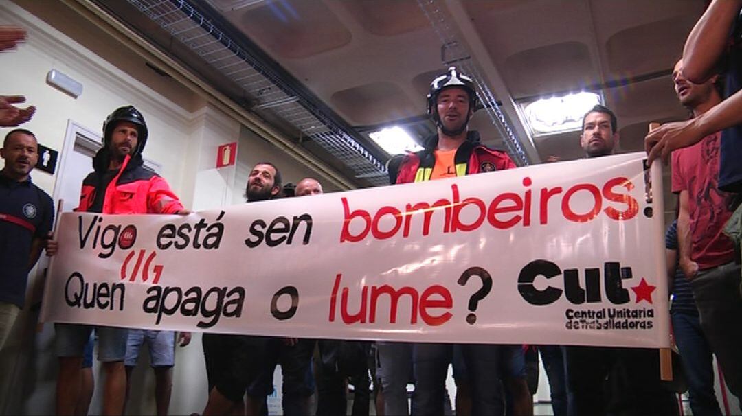 Bomberos de Vigo durante una protesta por la falta de efectivos, el pasado año