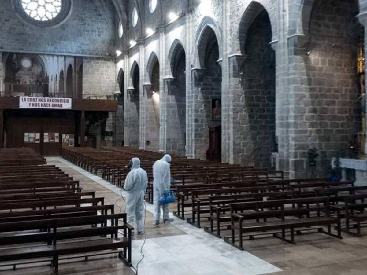 Trabajos de desinfección en la Colegiata de Gandia