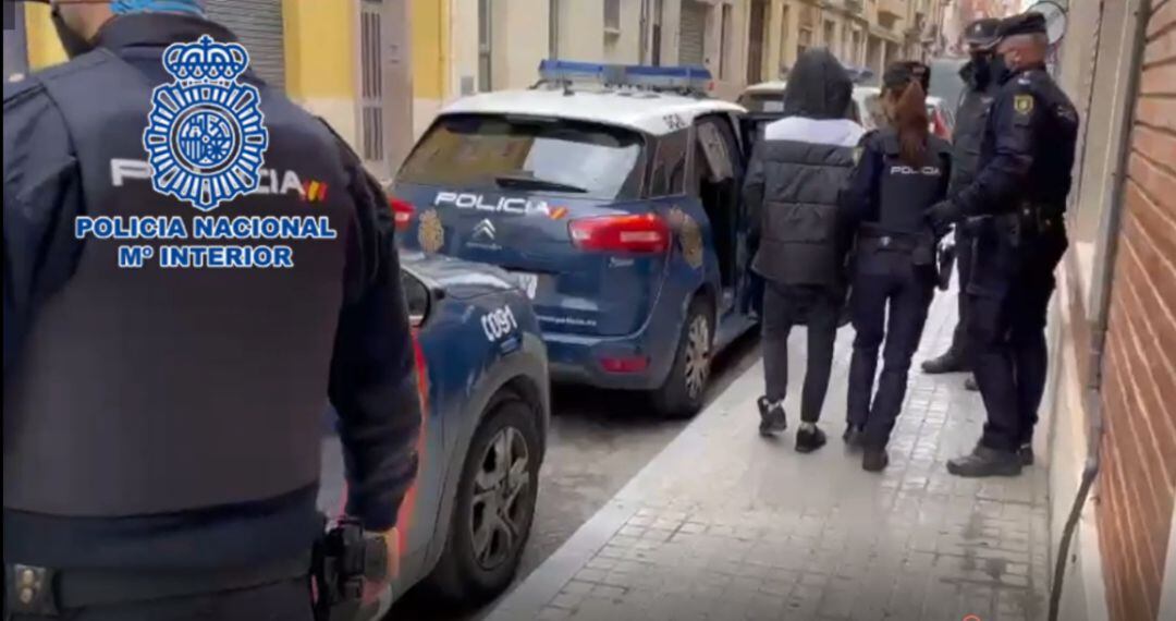 Agentes de la Policía Nacional de la Comisaría de Alcoy detuvieron a los cabecillas de la red de prostitución.