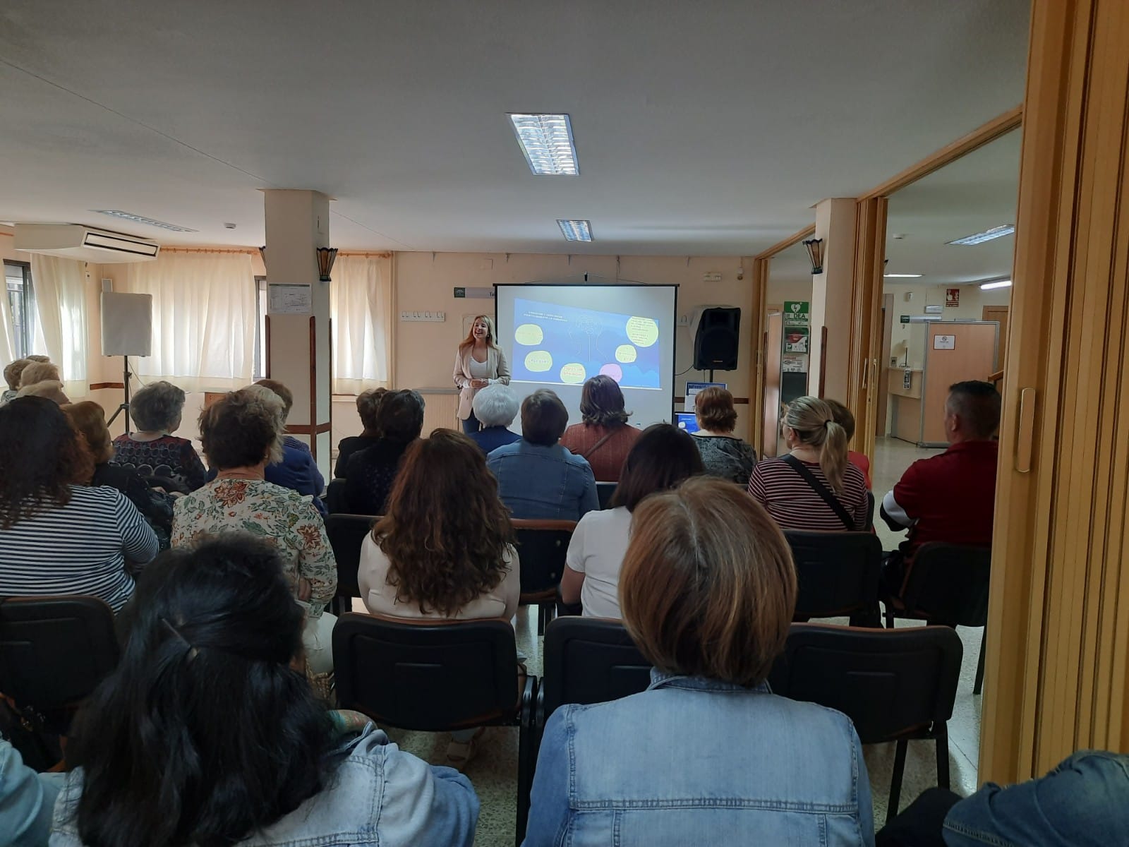 Momento de la charla ‘Conocer y gestionar positivamente la ansiedad’ a cargo de la psicóloga Marilena Medina García