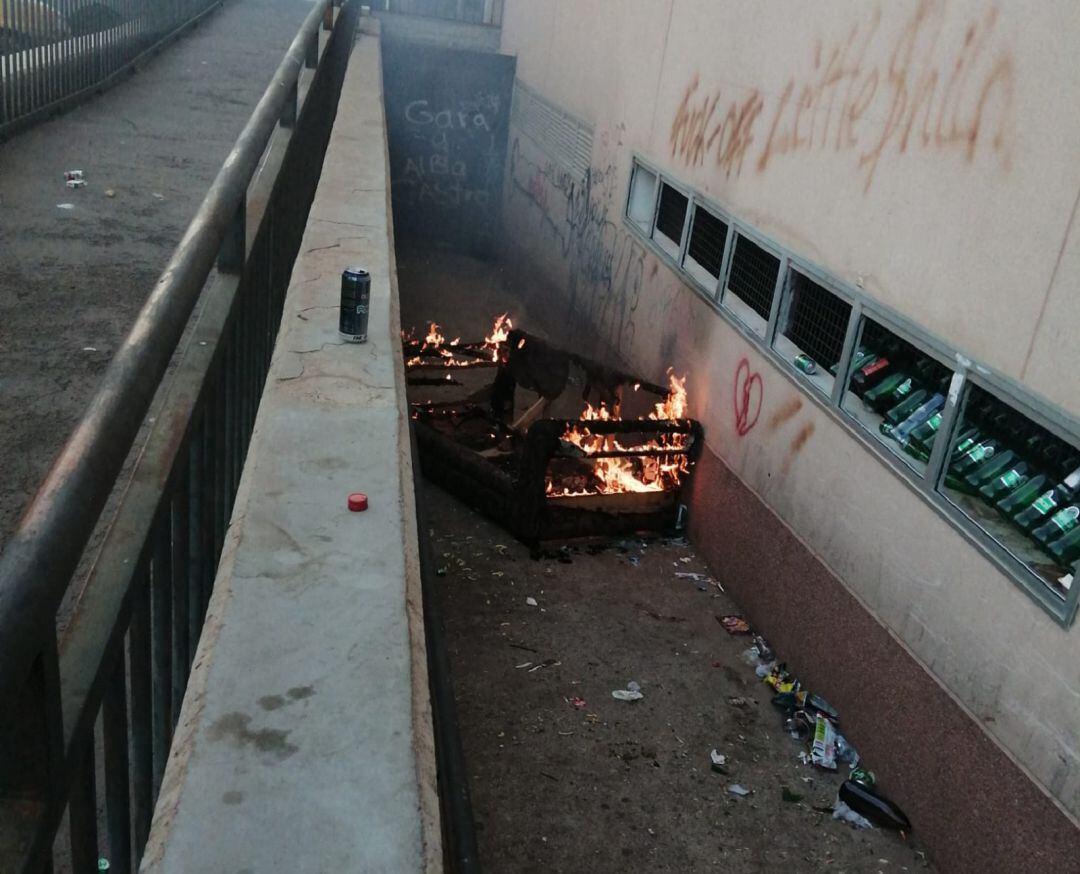 Sofá ardiendo junto al Palacio de los Deportes de Arrecife, en el barrio de Argana.