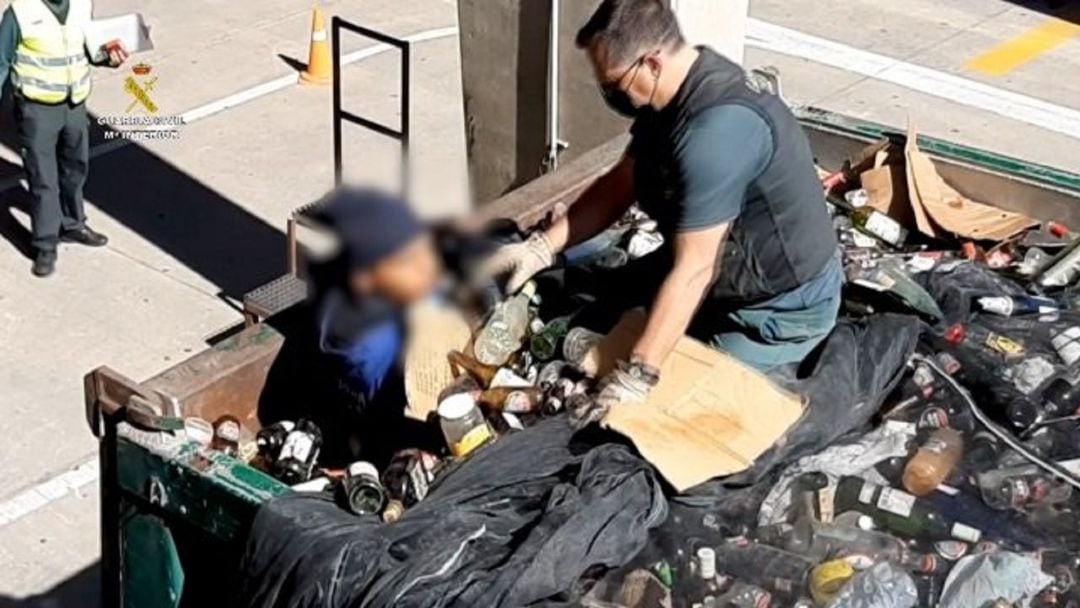 La Guardia Civil rescata a 41 personas en el puerto de Melilla ocultas en bateas entre restos de vidrios y cenizas.