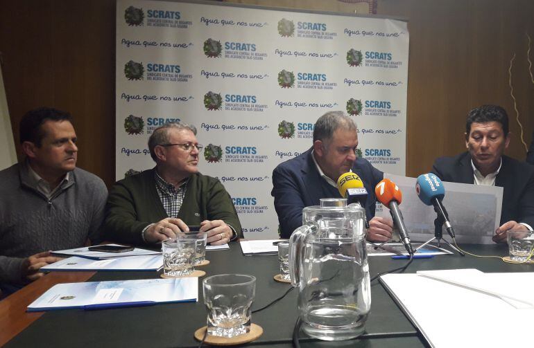 En el centro, el presidente del SCRATS, Lucas Jimenes, repasa el recorrido de la manifestación de los agricultores en Madrid