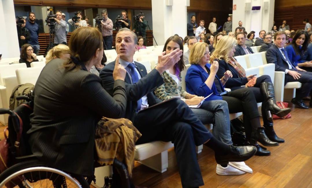 La representante de la Asociación Mujeres Marroquíes, Nadia Otmani, se enfrenta al portavoz de Vox en el Ayuntamiento de Madrid, Javier Ortega Smith, durante el acto municipal por el Día contra la Violencia Machista.