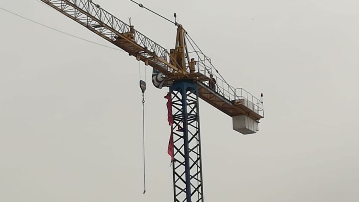 Los activistas pasan la noche en lo alto de la grúa como protesta a la construcción de un hotel en La Tejita