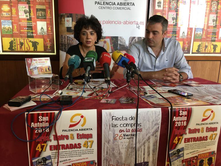 La Presidenta de &quot;Palencia Abierta&quot;, Mª José López y el responsable del Teatro Ortega, Javier Margareto en la presentación de la campaña &quot;Toros, teatro y Estopa&quot;