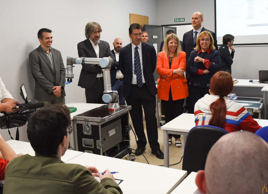 José Manuel Caballero y Patricia Franco en la inauguración de la nueva Escuela de Oficios de ITECAM en Tomelloso